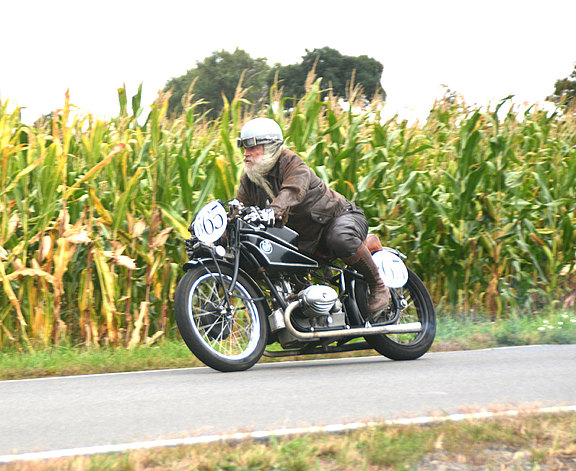 Ivo-Lohr_-Demolauf_-das-älteste-Motorrad-auf-der-Strecke_R-47-Bj.-1927.jpg 